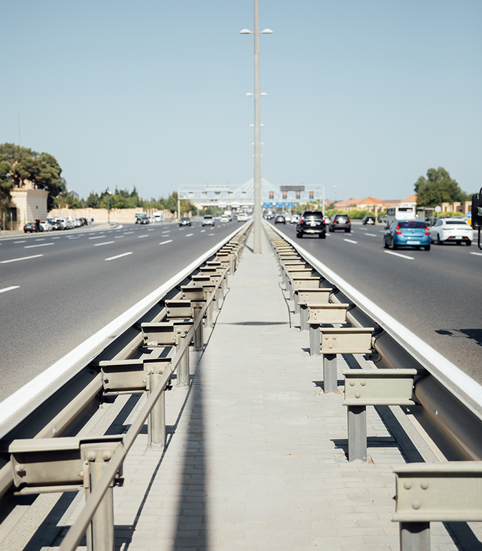 Hava Limanı yolunda yol ayırıcı zolaqları və piyada yolları